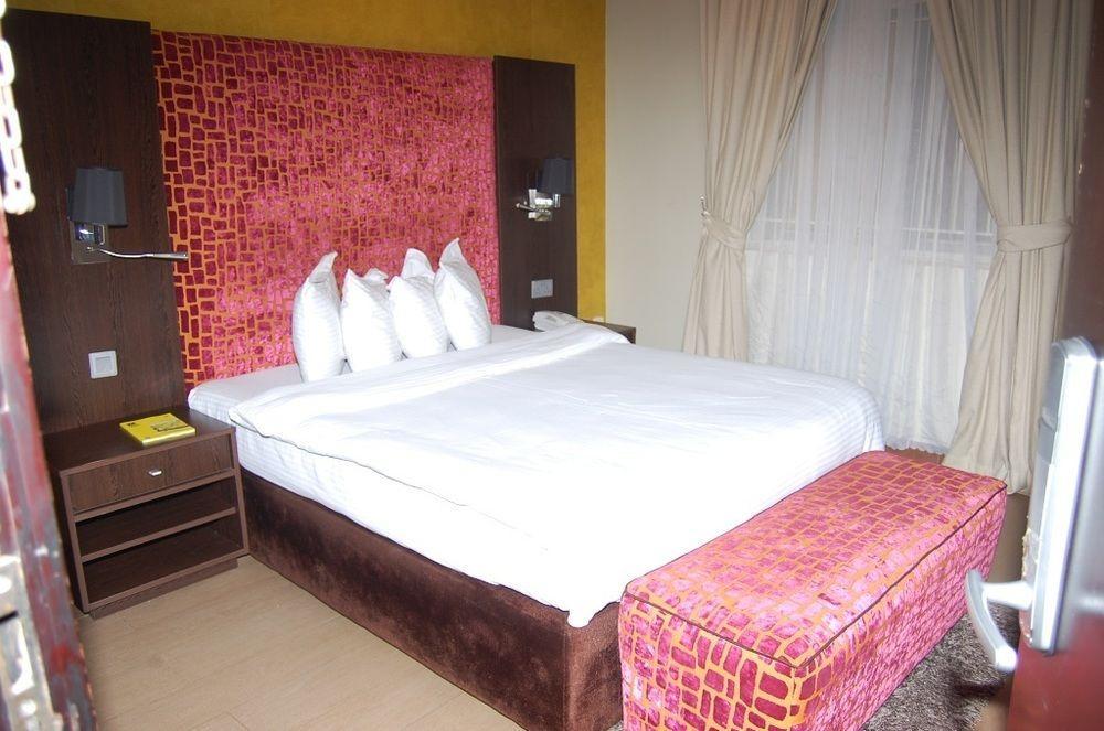 Tudor House Hotel Lagos Buitenkant foto